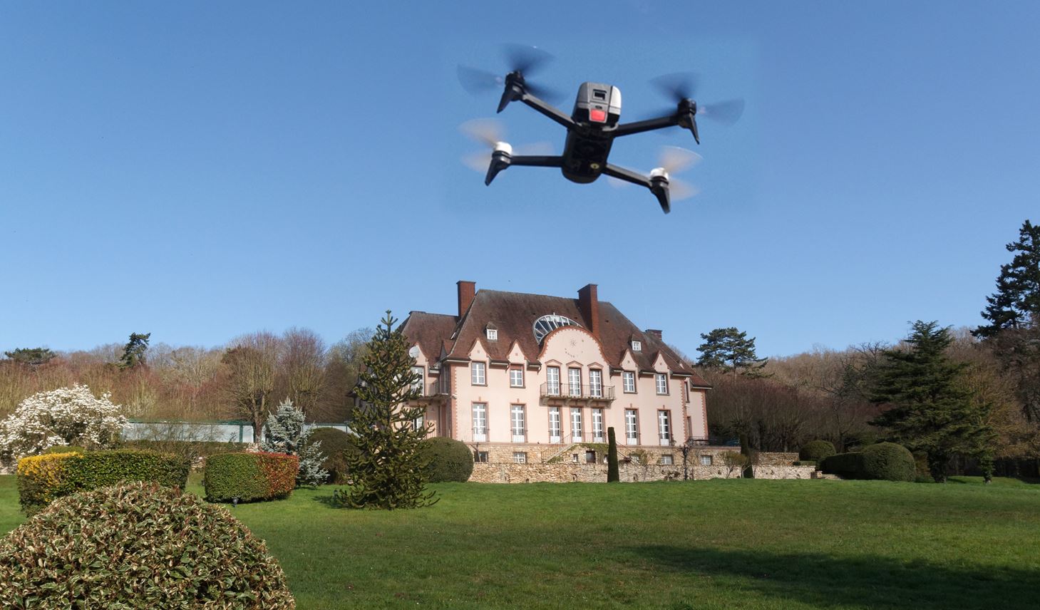 Drone devant une grosse maison