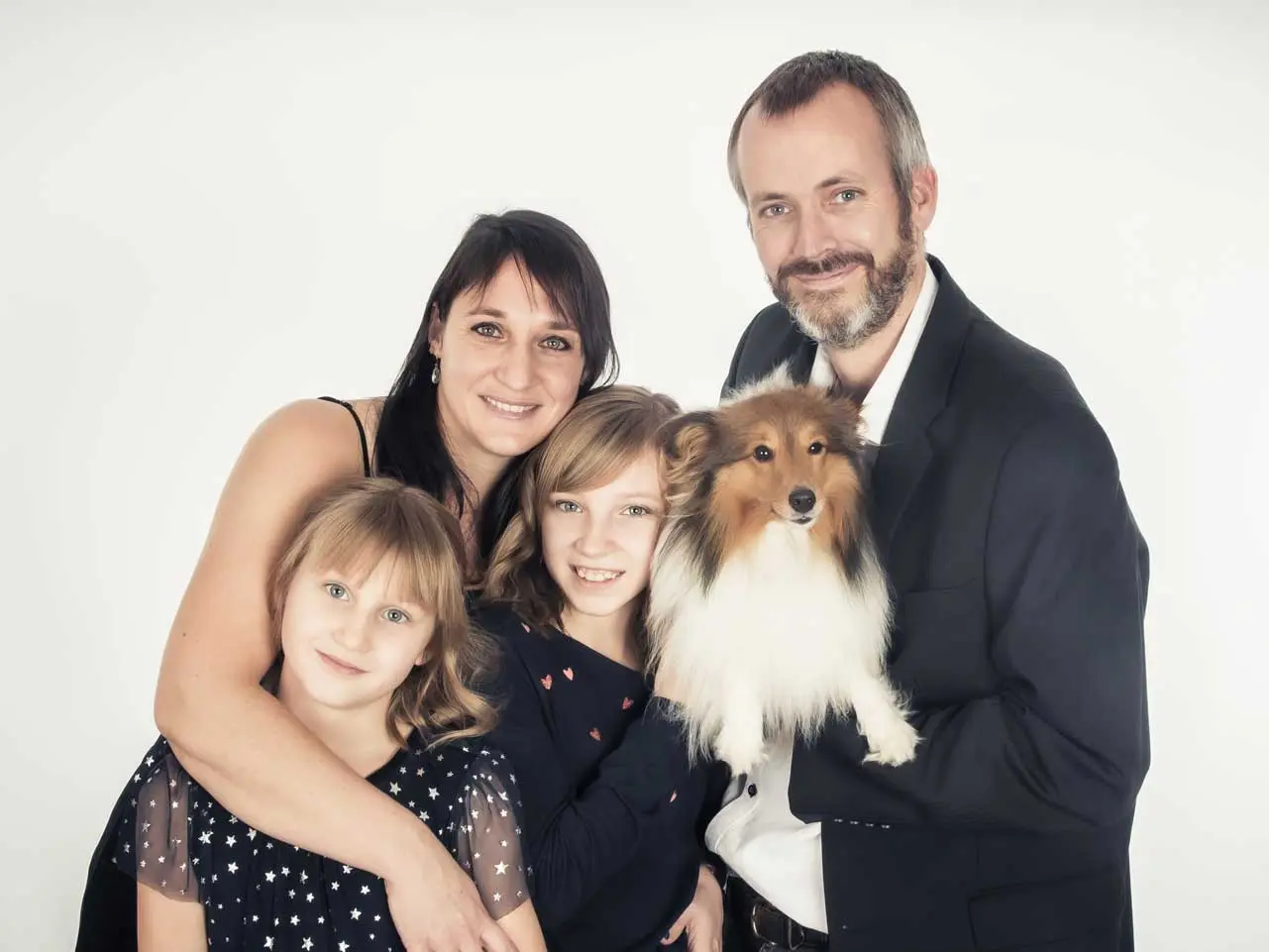 Photo chien calin famille