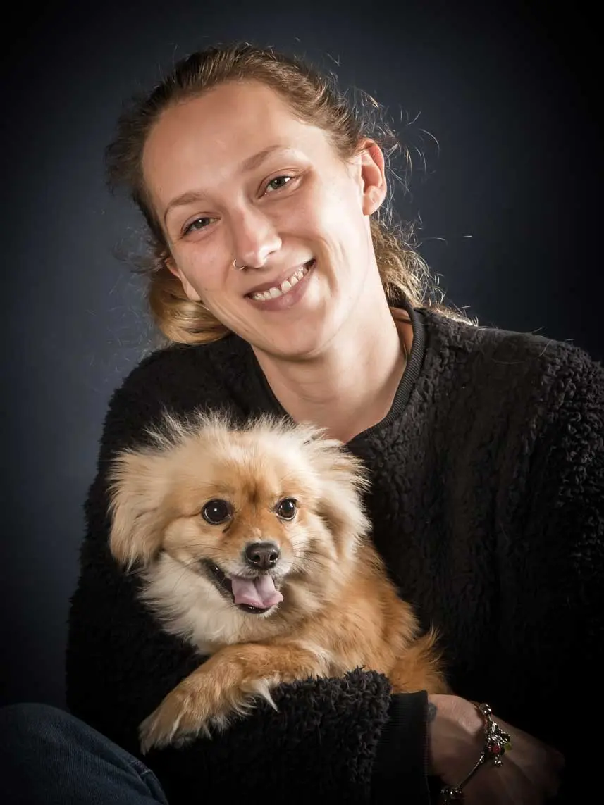 Photo chien calin maitresse