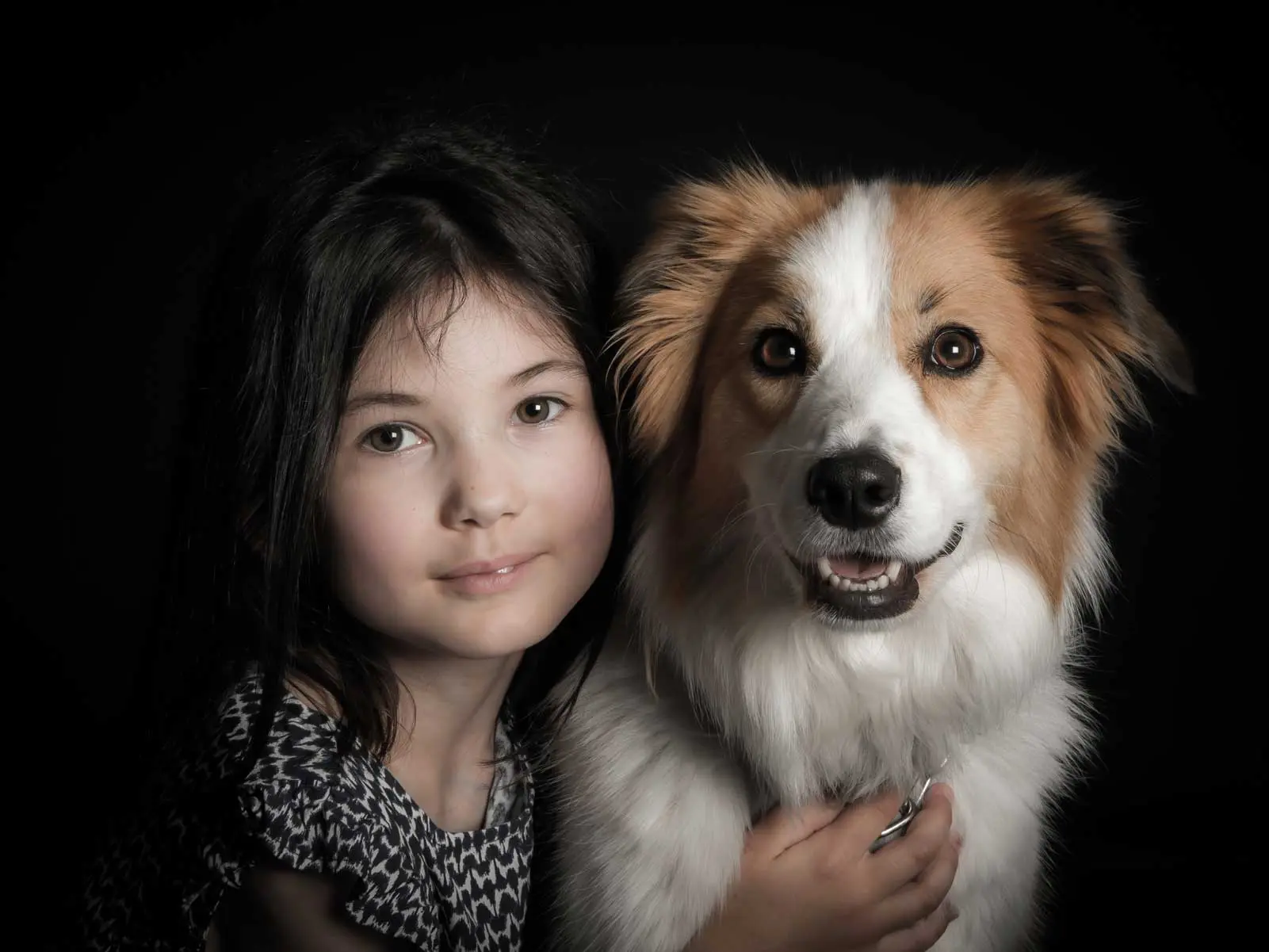 Photo chien fillette calin