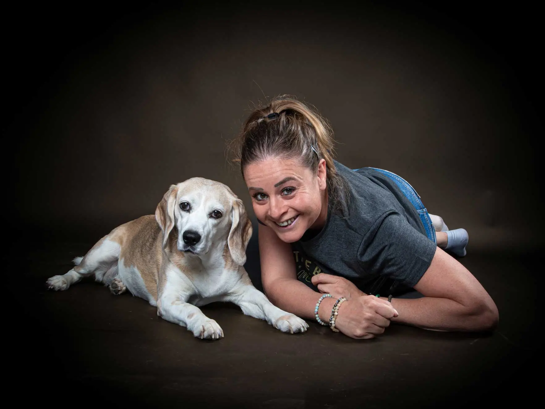 Photo chien maitresse allongé