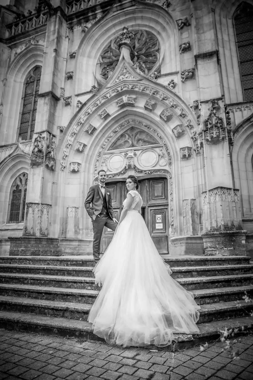 Couple devant une église