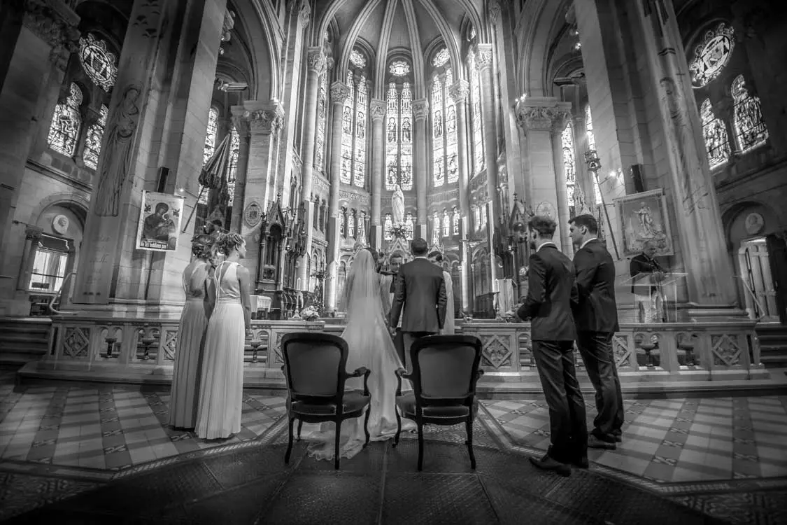Couple et leur témoin vue de dos dans une église