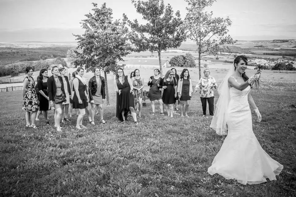 Une mariée qui se prépare a jeter son bouquet