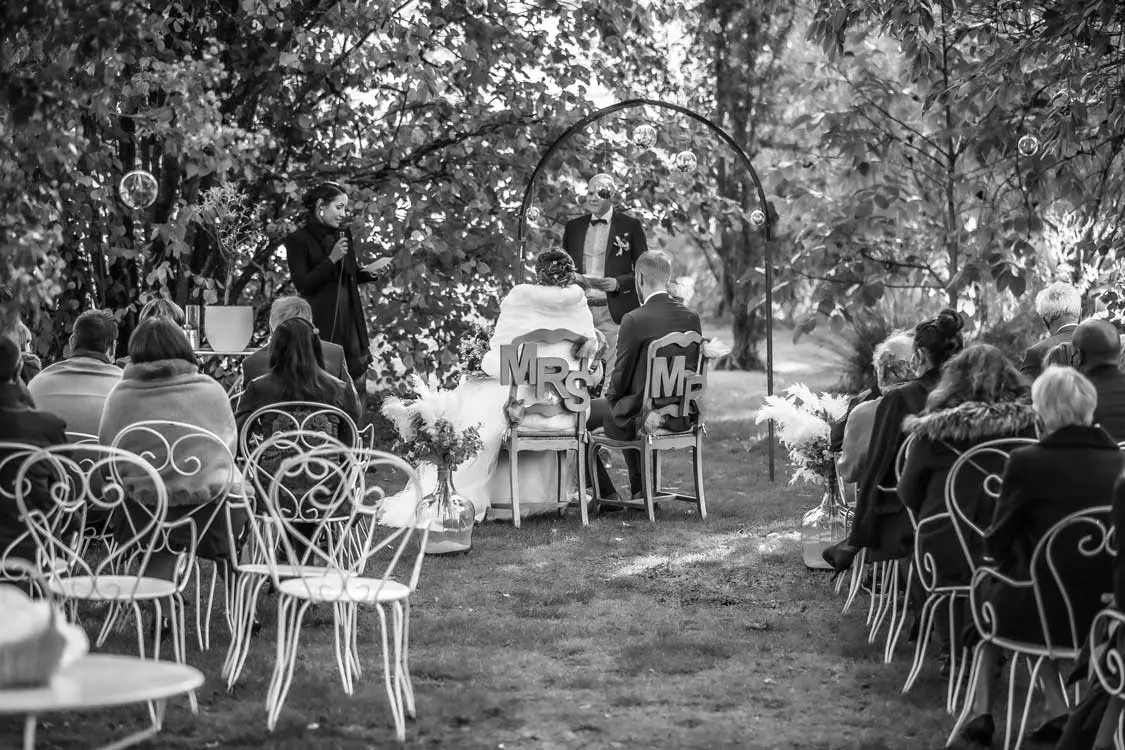 Couple vue de dos pendant une cérémonie laïque
