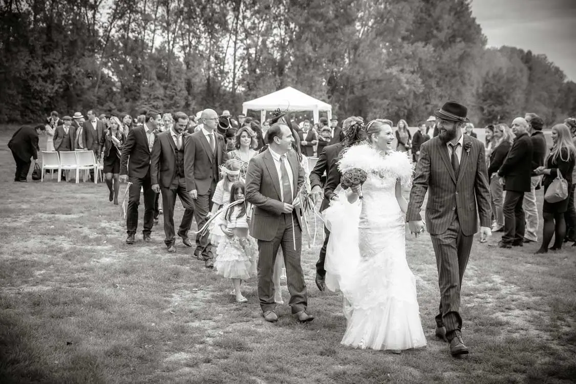 Couple qui marche avec leurs invités derrière