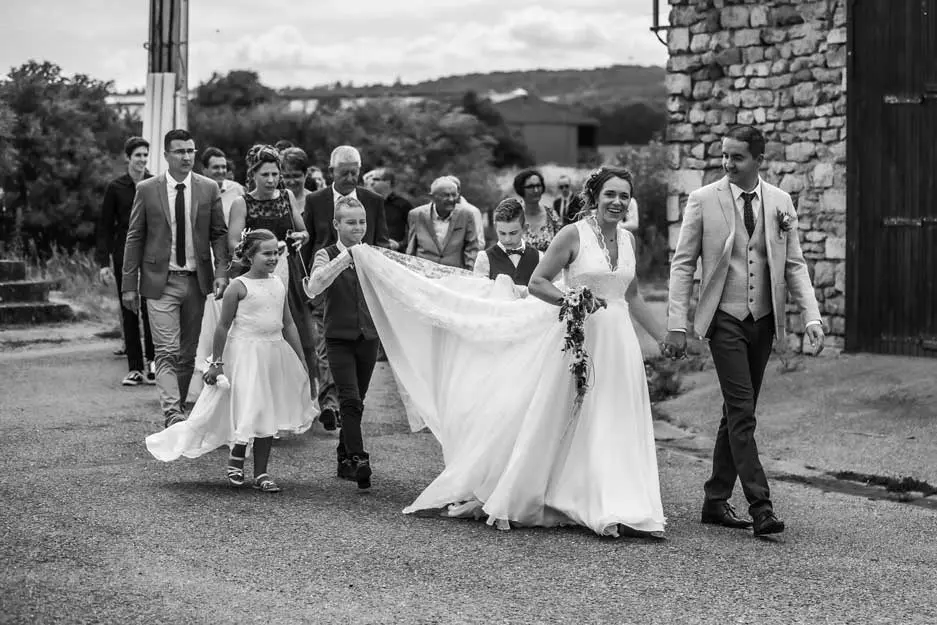Cortège de mariage avec enfants qui tiennent la robe