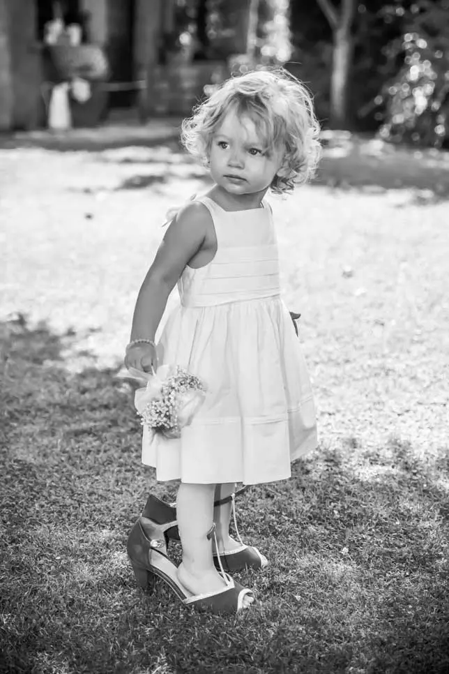 Petite fille avec les chaussure de sa maman