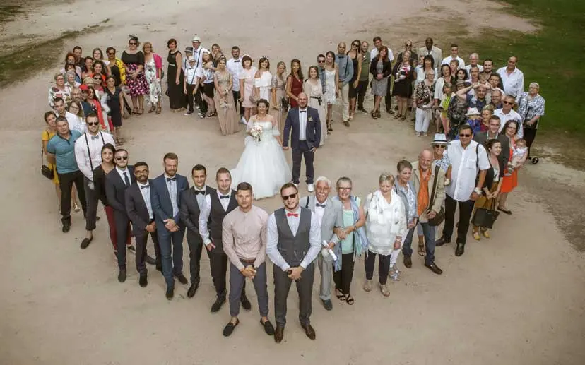 Groupe qui forme un coeur autour des mariés