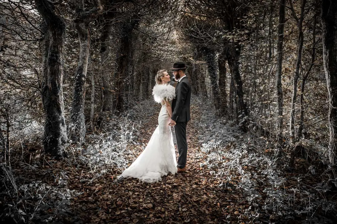 couple main dans la main dans une foret