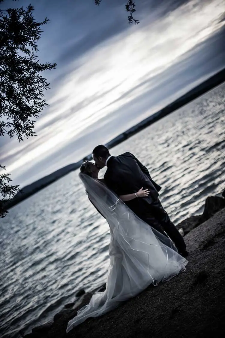Couple qui s'embrasse devant un couché de soleil