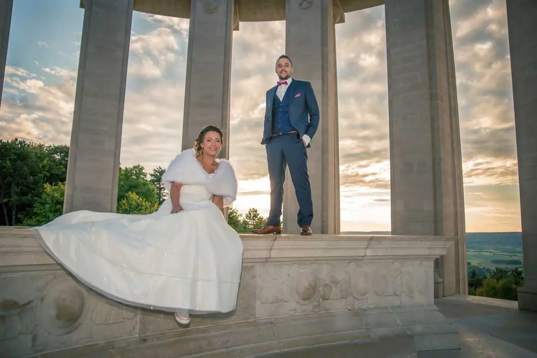 Couple assis sur un monument