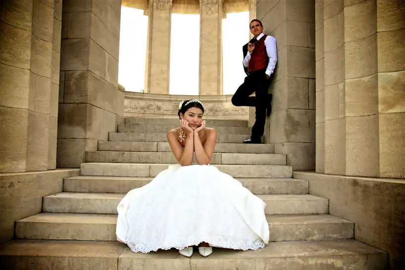 Un couple assis sur les escaliers d'un monument