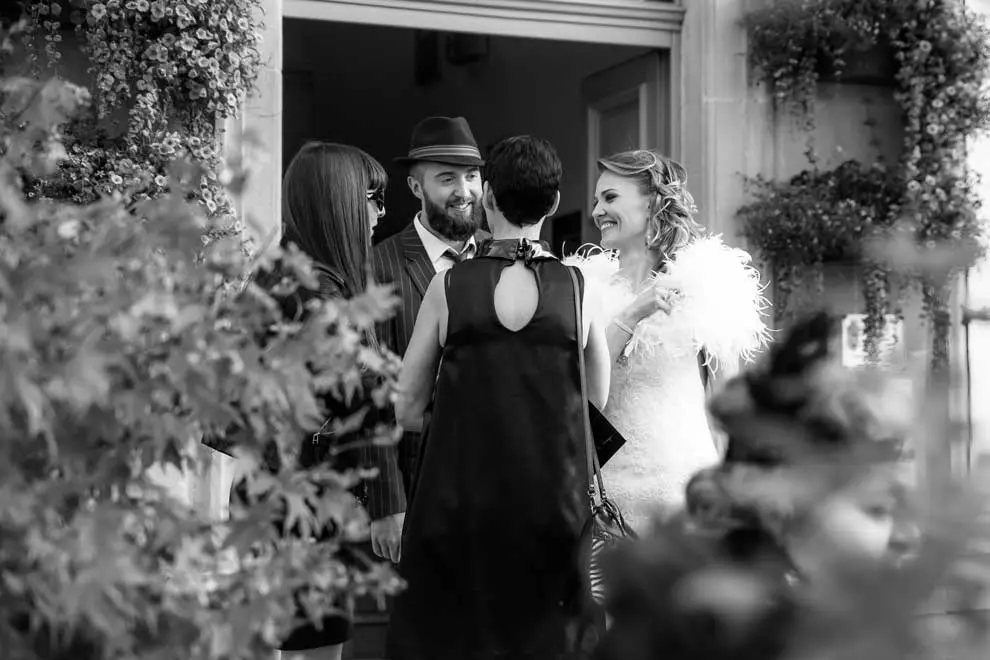 Couple en noir et blanc qui sort de la mairie.