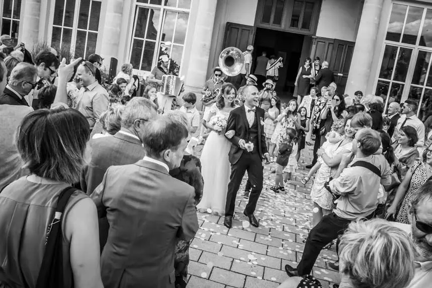 Couple qui sort de la mairie.