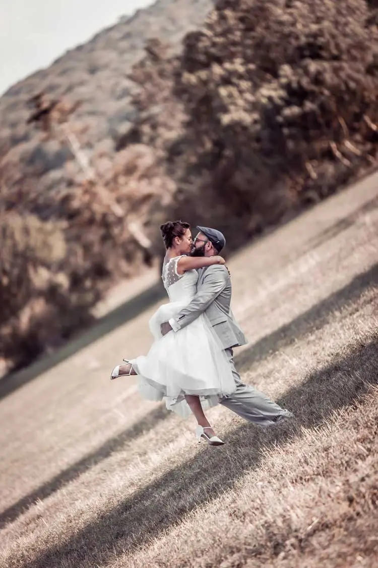 Couple avec un gros câlin dans un champs