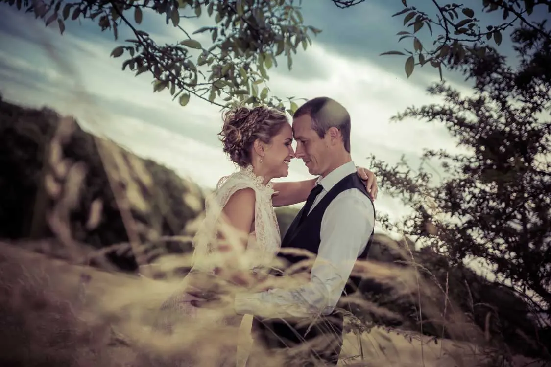 Couple qui se regarde des champs tout autour