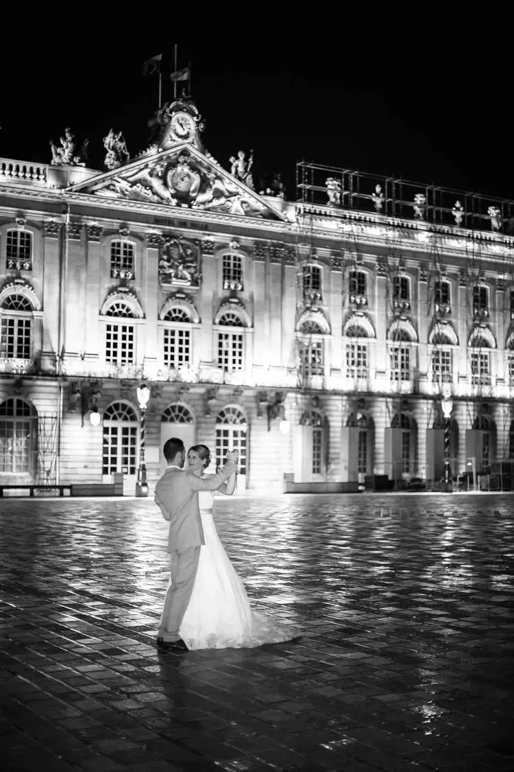 Couple en noir et blanc danse sur la place