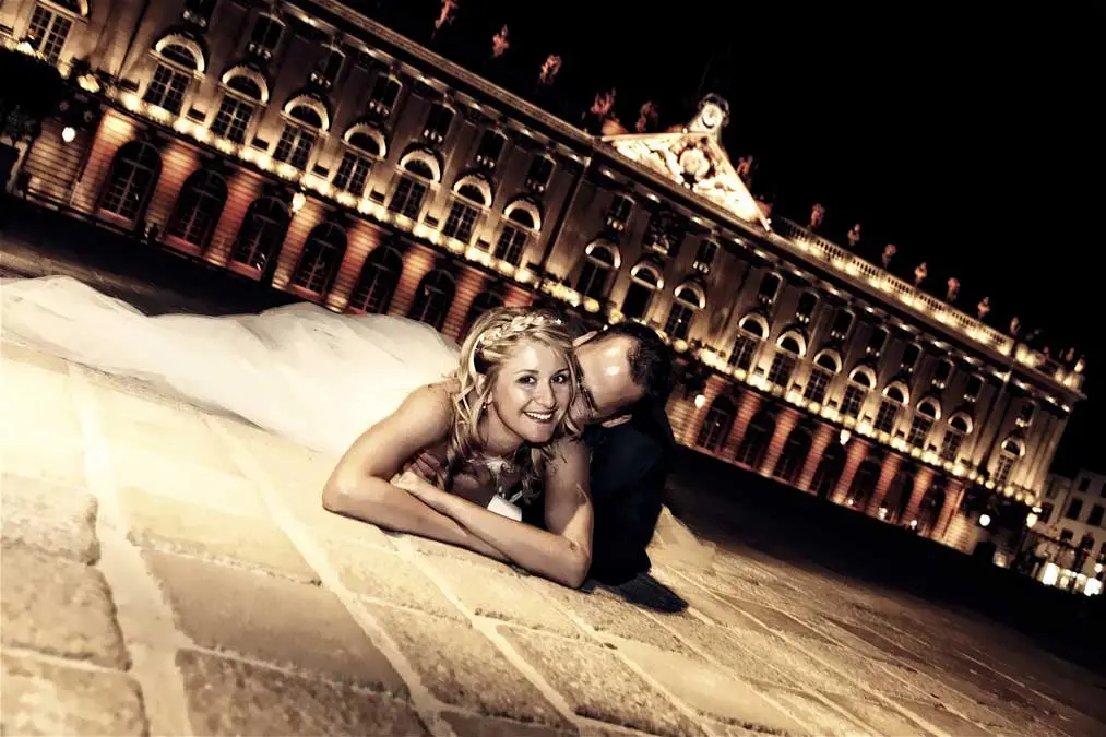 Couple qui est allongé sur le sol d'une place