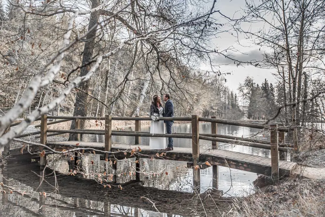 Couple qui se regarde sur un petit pont le sol est gelé