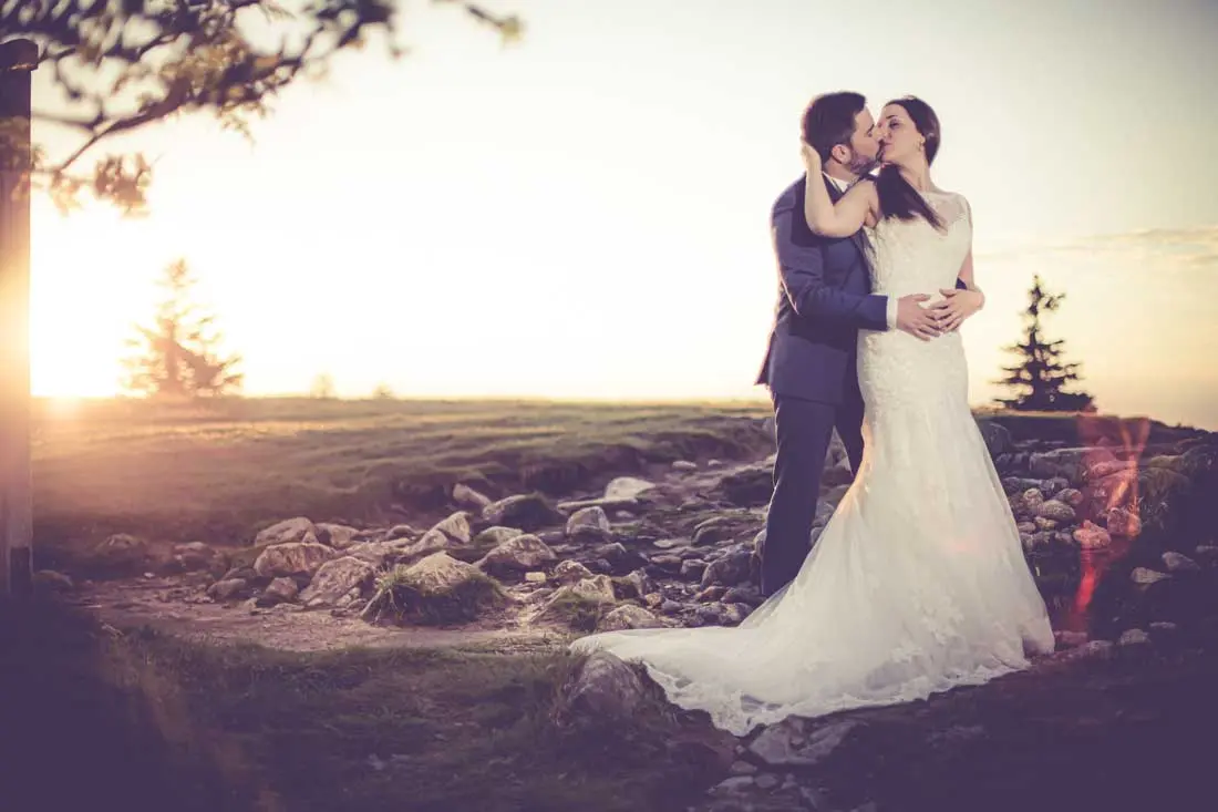 Couple s'embrasse avec un magnifique couché de soleil.