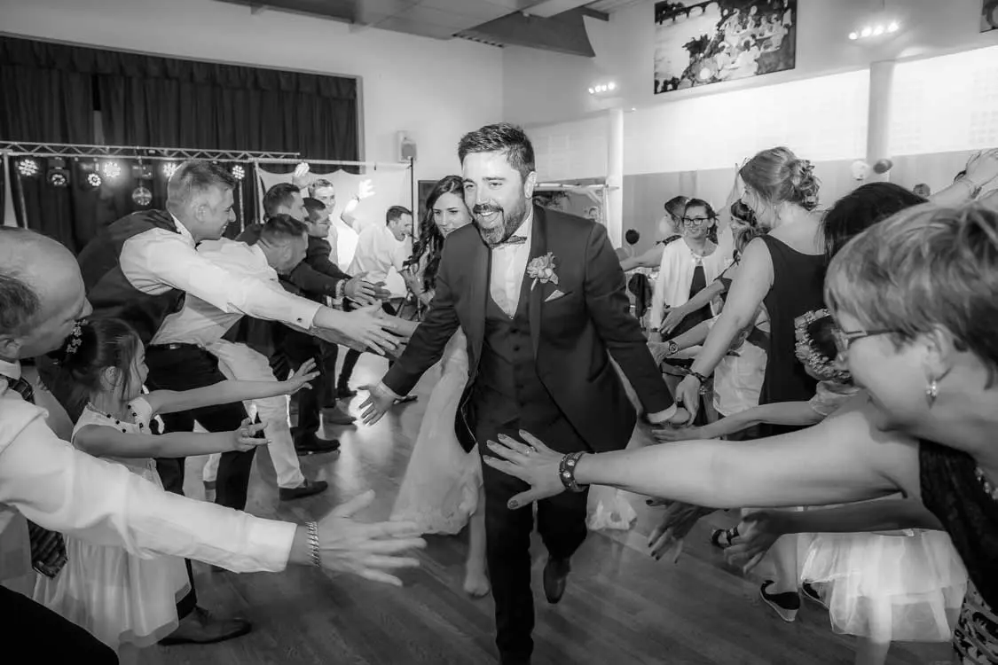 couple entre dans la salle. Tous le monde a le sourire