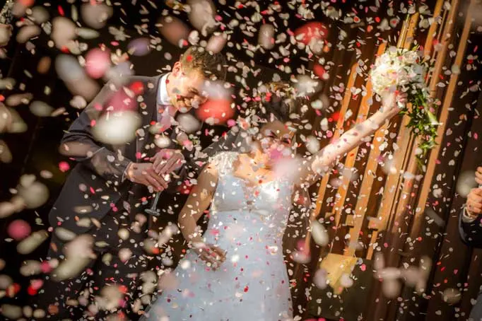Couple sort de l'eglise, plein de confettis