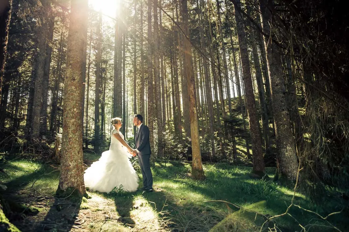 Un couple dans une foret se tient par la main